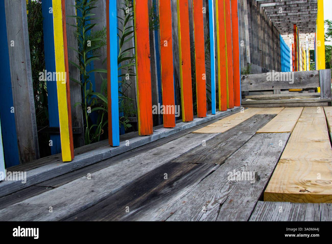 Farbenfrohe Kunstinstallation und Graffiti im East River Park, NYC vor dem modernen Bau Stockfoto