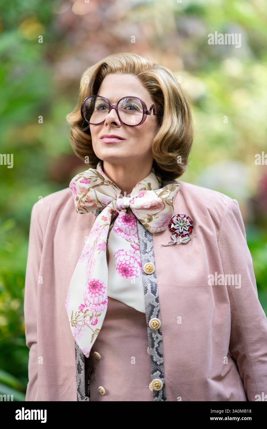 ERSCHEINUNGSDATUM: 21. Mai 2025. TITEL: Die Altoritter. STUDIO: Warner Bros. REGIE: Barry Levinson. HANDLUNG: Vito Genovese und Frank Costello, ein Paar italienischer Amerikaner, die Mitte des 20. Jahrhunderts zwei getrennte Verbrecherfamilien führen. Genovese versuchte 1957, Costello zu ermorden, obwohl Costello sich aus dem Mob zurückzog. DEBRA SPIELT Bobbie Costello. (Credit Image: © Warner Bros/Entertainment Pictures/ZUMAPRESS.com) NUR REDAKTIONELLE VERWENDUNG! Nicht für kommerzielle ZWECKE! Stockfoto