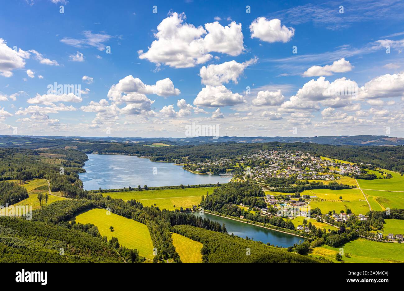 Aus der Vogelperspektive, Staudamm und Staumauer, ausgleichender Teich des Sorpe-Sees, Fernsicht und blauer Himmel mit Wolken, Stemel, Sundern, Sauerland, Nordrhein Stockfoto