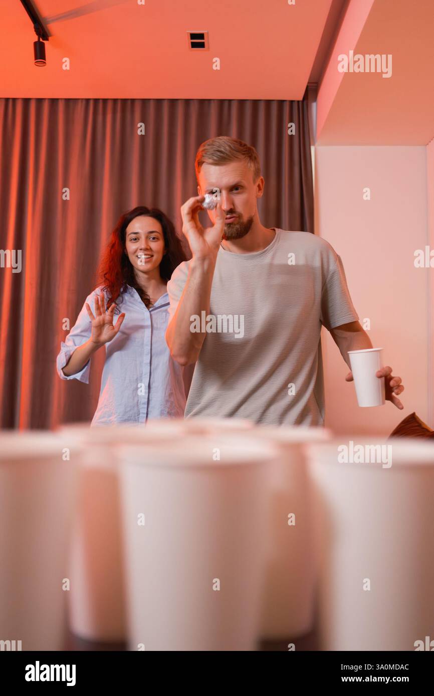 Zwei Freunde genießen ein lustiges Bierpong-Spiel bei einer Versammlung Stockfoto