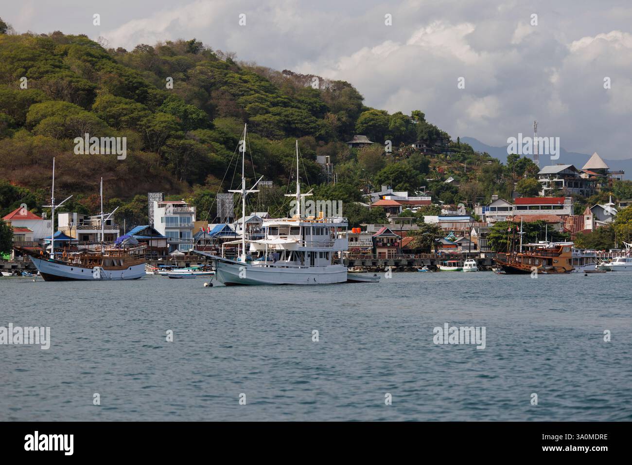 Blick auf den Hafen von Labuan Bajo, East Nusa Tenggara, Indonesien. Stockfoto
