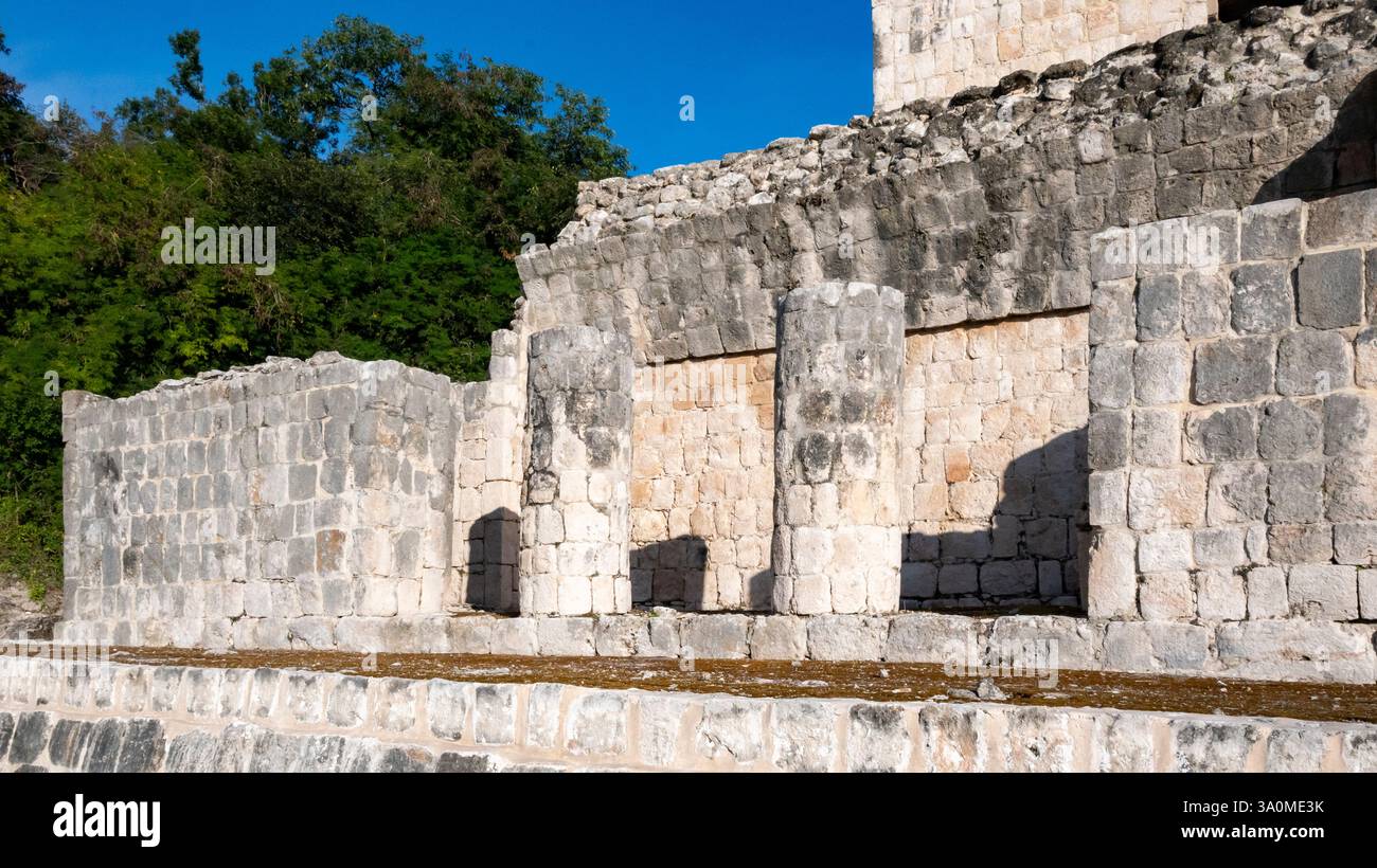 Edzna, Campeche, Mexiko, Säulen der Pyramide der fünf Stockwerke im Norden des mexikanischen Bundesstaates Campeche. Stockfoto