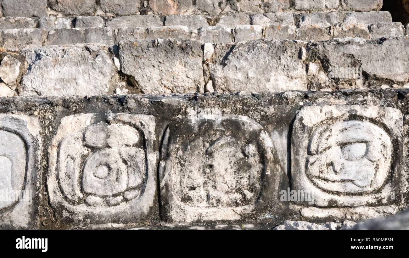 Edzna, Campeche, Mexiko, Pyramide der fünf Stockwerke mit Details von Maya-Masken im Norden des mexikanischen Bundesstaates Campeche. Stockfoto