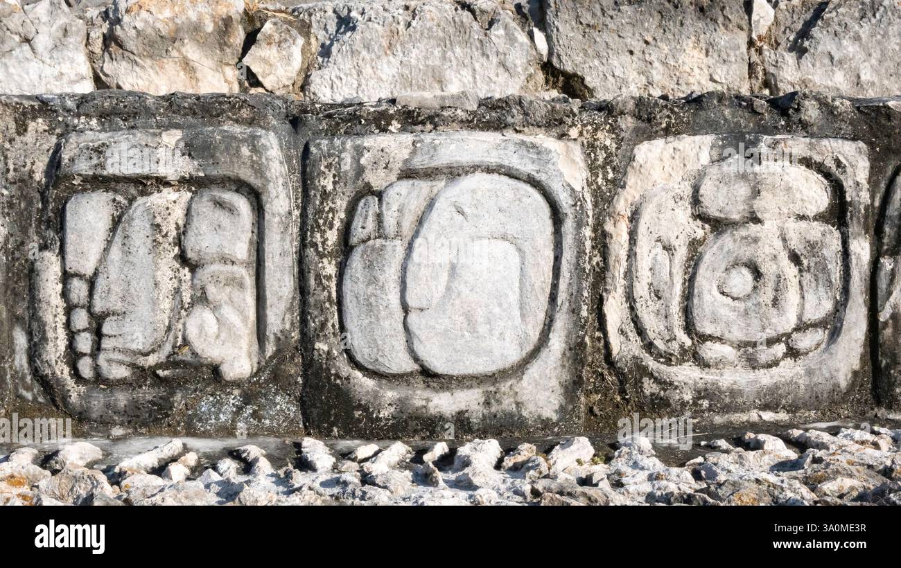 Edzna, Campeche, Mexiko, Pyramide der fünf Stockwerke mit Details von Maya-Masken im Norden des mexikanischen Bundesstaates Campeche. Stockfoto