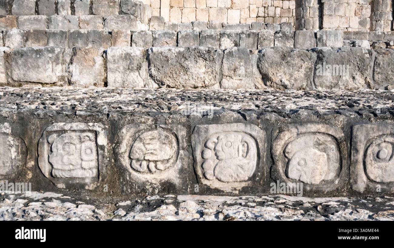 Edzna, Campeche, Mexiko, Pyramide der fünf Stockwerke mit Details von Maya-Masken im Norden des mexikanischen Bundesstaates Campeche. Stockfoto