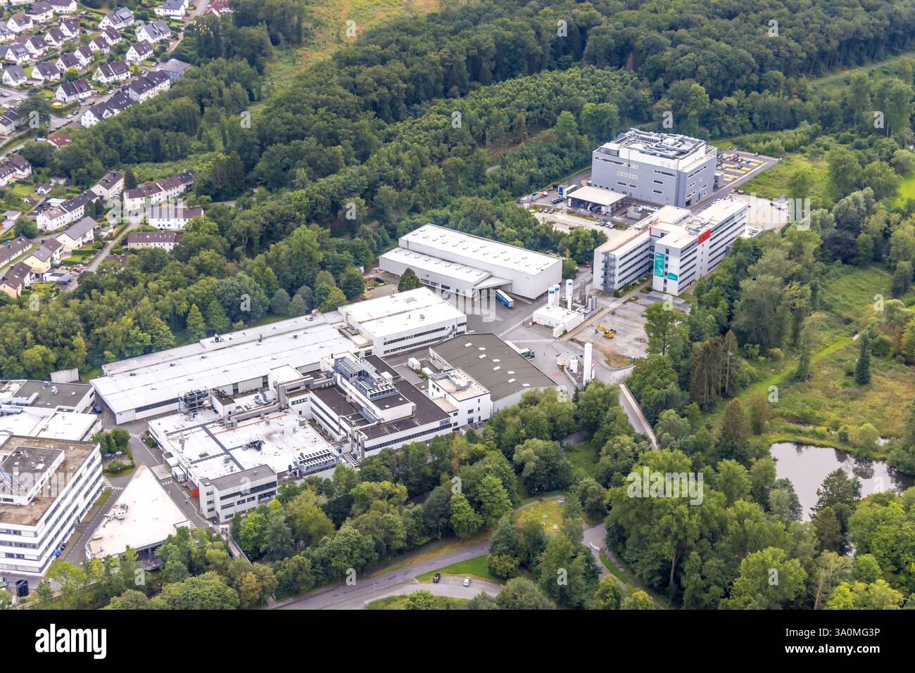 Luftaufnahme, Gebäude der Infineon Technologies AG, Max-Planck-Straße, Belecke, Warstein, Sauerland, Nordrhein-Westfalen, Deutschland Stockfoto