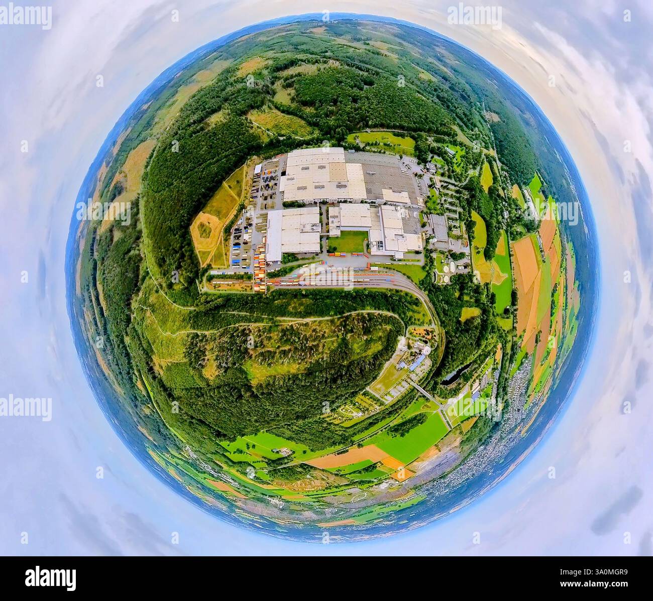 Luftaufnahme, Warsteiner Brauerei Betriebsgelände mit Eisenbahnanschluss, zum Waldpark, Erdkugel, Fischaugenbild, 360-Grad-Bild, winzige Welt, beleuchtet Stockfoto