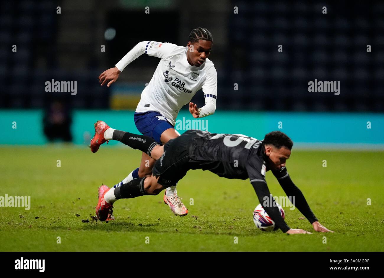 Jayden Meghoma von Preston North End (links) und Ronald von Swansea City (rechts) kämpfen um den Ball während des Sky Bet Championship Matches in Deepdale, Preston. Bilddatum: Dienstag, 4. März 2025. Stockfoto