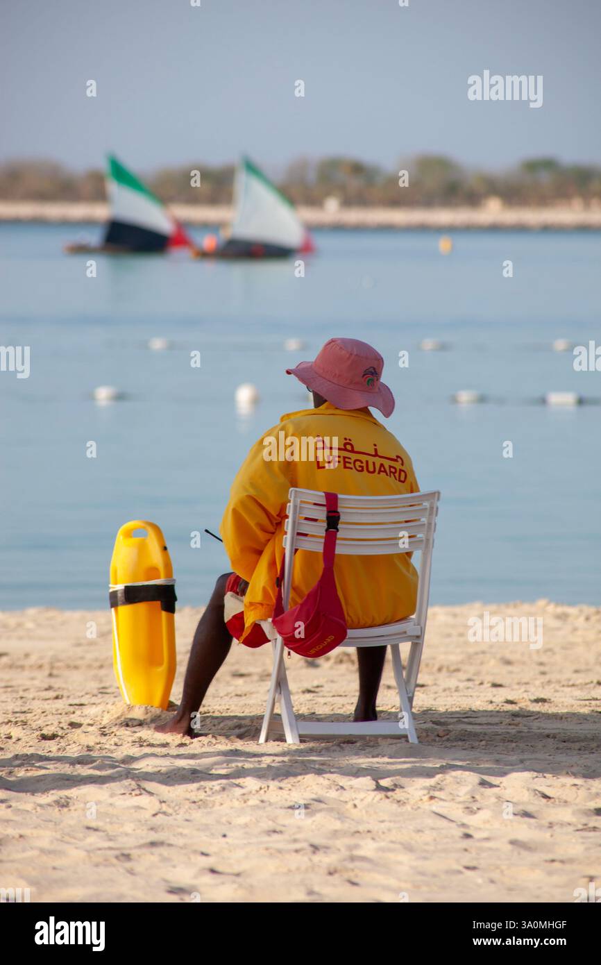 Der Rettungsschwimmer im Dienst während des Bootsrennens am Corniche Beach in Abu Dhabi, VAE Stockfoto
