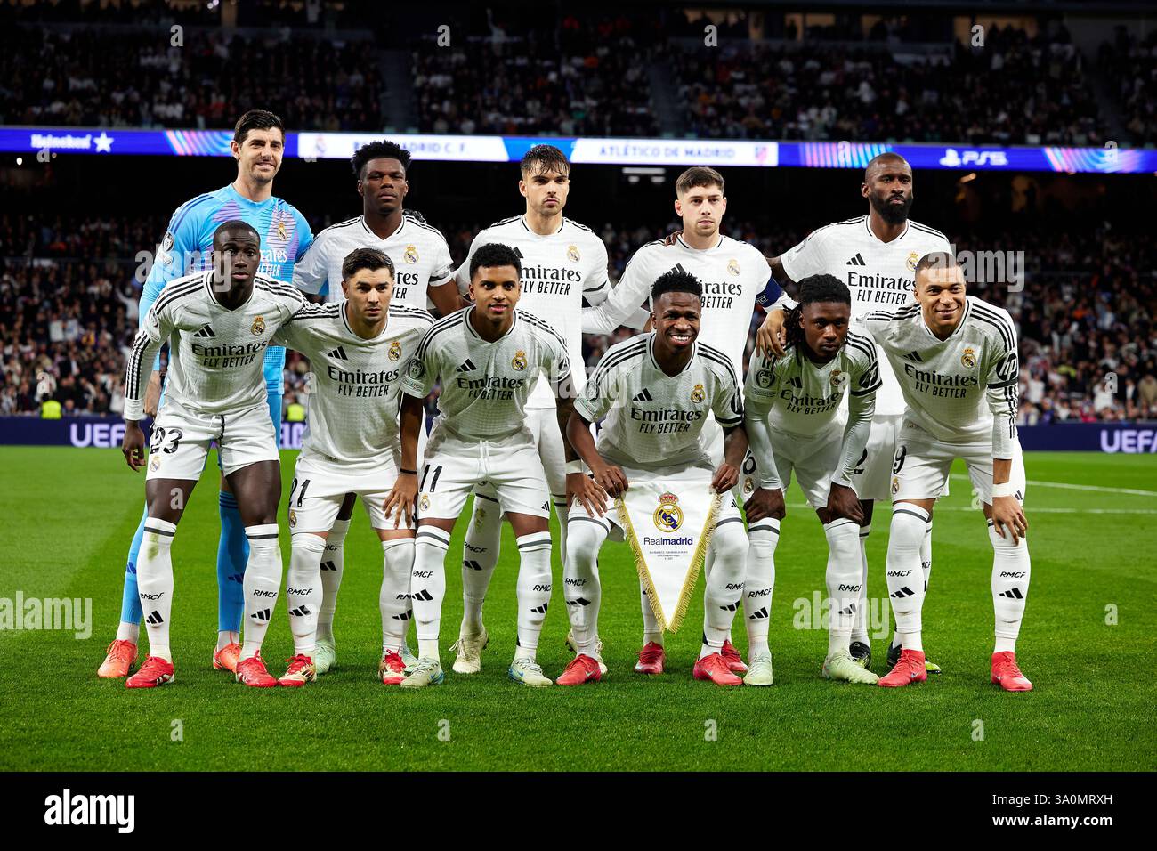 MADRID, SPANIEN - 04. MÄRZ: Das Team von Real Madrid steht für ein Foto an, bevor es am 4. März 2025 in Santiago Bernanbeu am Achtelfinale der UEFA Champions League 2024/25 der UEFA Champions League 2024/25 in der Achtelfinale zwischen Real Madrid C.F. und Atletico de Madrid in Madrid, Spanien, zum ersten Mal in Santiago Bernanbeu kam. (Foto von QSP) Stockfoto