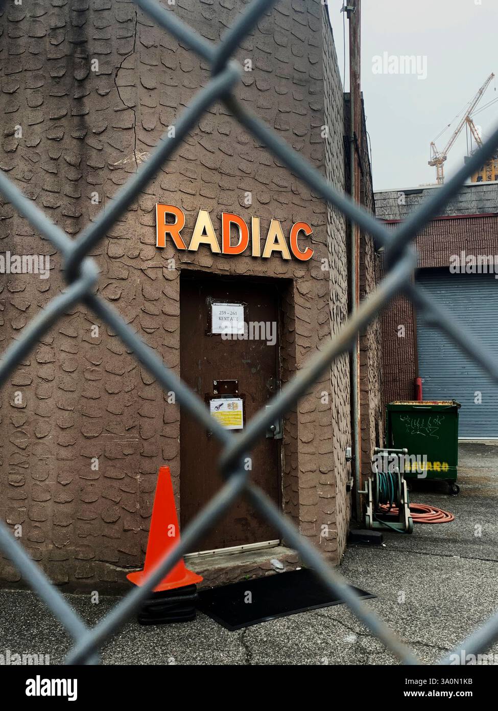 Radiac Research, Außenansicht des Gebäudes durch Maschendrahtzaun, Williamsburg, Brooklyn, New York, USA Stockfoto