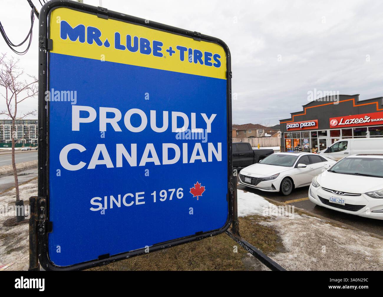 Oakville, Kanada. März 2025. Am 4. März 2025 wurde in einem Business plaza in Oakville, Ontario, Kanada, eine Tafel mit den Worten „STOLZ KANADIER“ gesehen. Die kanadische Bundesregierung kündigte am Dienstag ein detailliertes Zollpaket an, nachdem Premierminister Justin Trudeau gelobt hatte, dass Kanada nicht von einem Kampf gegen den von US-Präsident Donald Trump initiierten Handelskrieg zurückweichen werde. Quelle: Zou Zheng/Xinhua/Alamy Live News Stockfoto