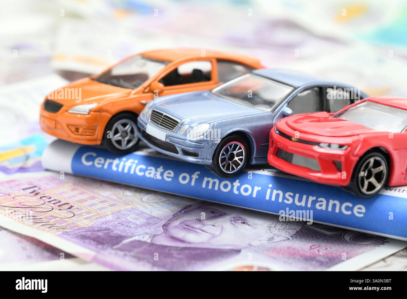 MODELLAUTOS MIT KFZ-VERSICHERUNGSSCHEIN UND BANKNOTEN RE AUTOKOSTEN PREISE USW. UK Stockfoto
