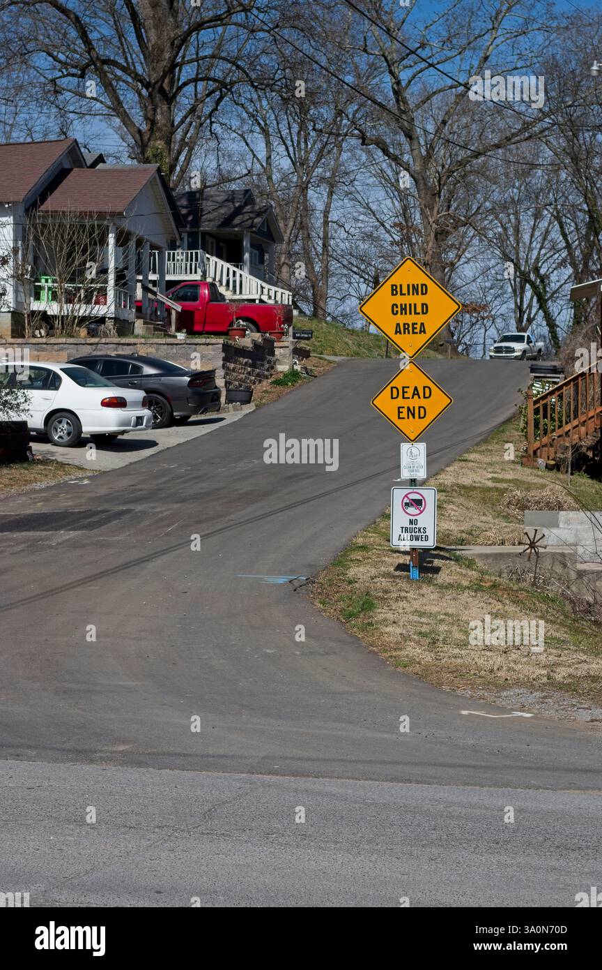 Nachbarschaft mit blindem Kind und Sackgasse-Schild Stockfoto