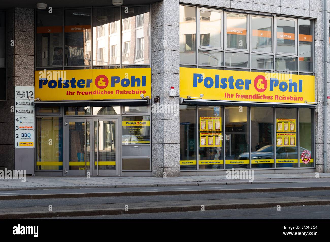 Polster und Pohl Reisen (Reisebüro) Logoschild an einer Gebäudefassade in Dresden. Deutsches Reiseunternehmen, das Dienstleistungen für Touristen anbietet. Stockfoto