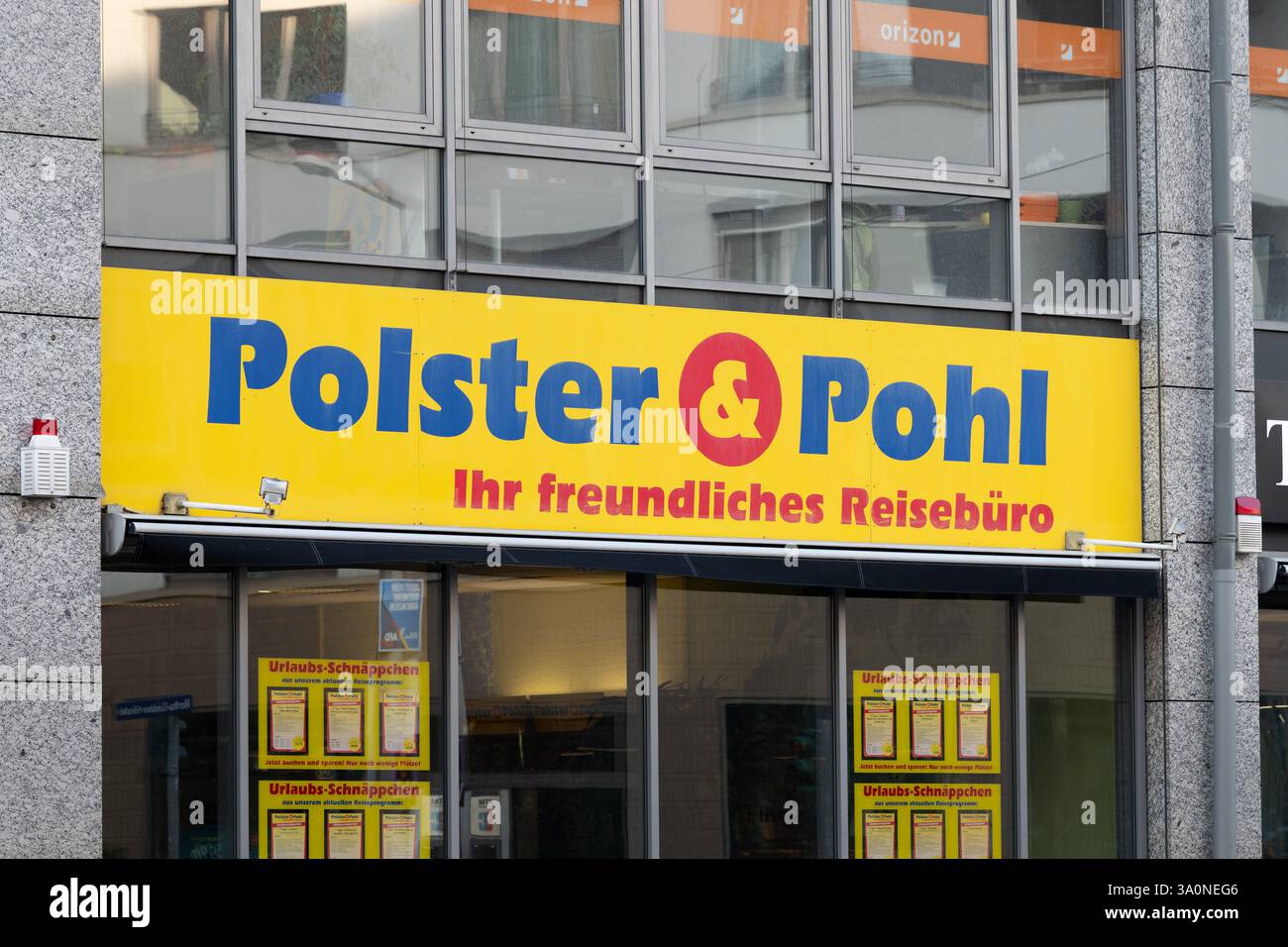 Polster und Pohl Reisen (Reisebüro) Logoschild an einer Gebäudefassade in Dresden. Deutsches Reiseunternehmen, das Dienstleistungen in der Tourismusbranche anbietet. Stockfoto