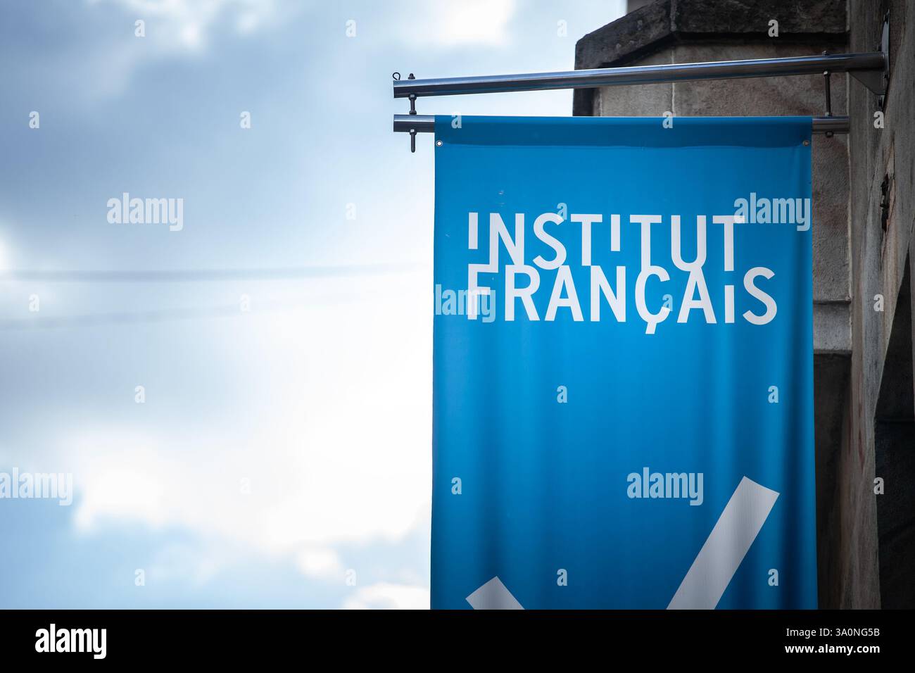 BELGRAD, SERBIEN - 12. OKTOBER 2024: Logo des französischen Instituts (Institut Francais) an seinem Hauptsitz für Serbien in Belgrad. Das Institut Francais ist zuständig für die Stockfoto