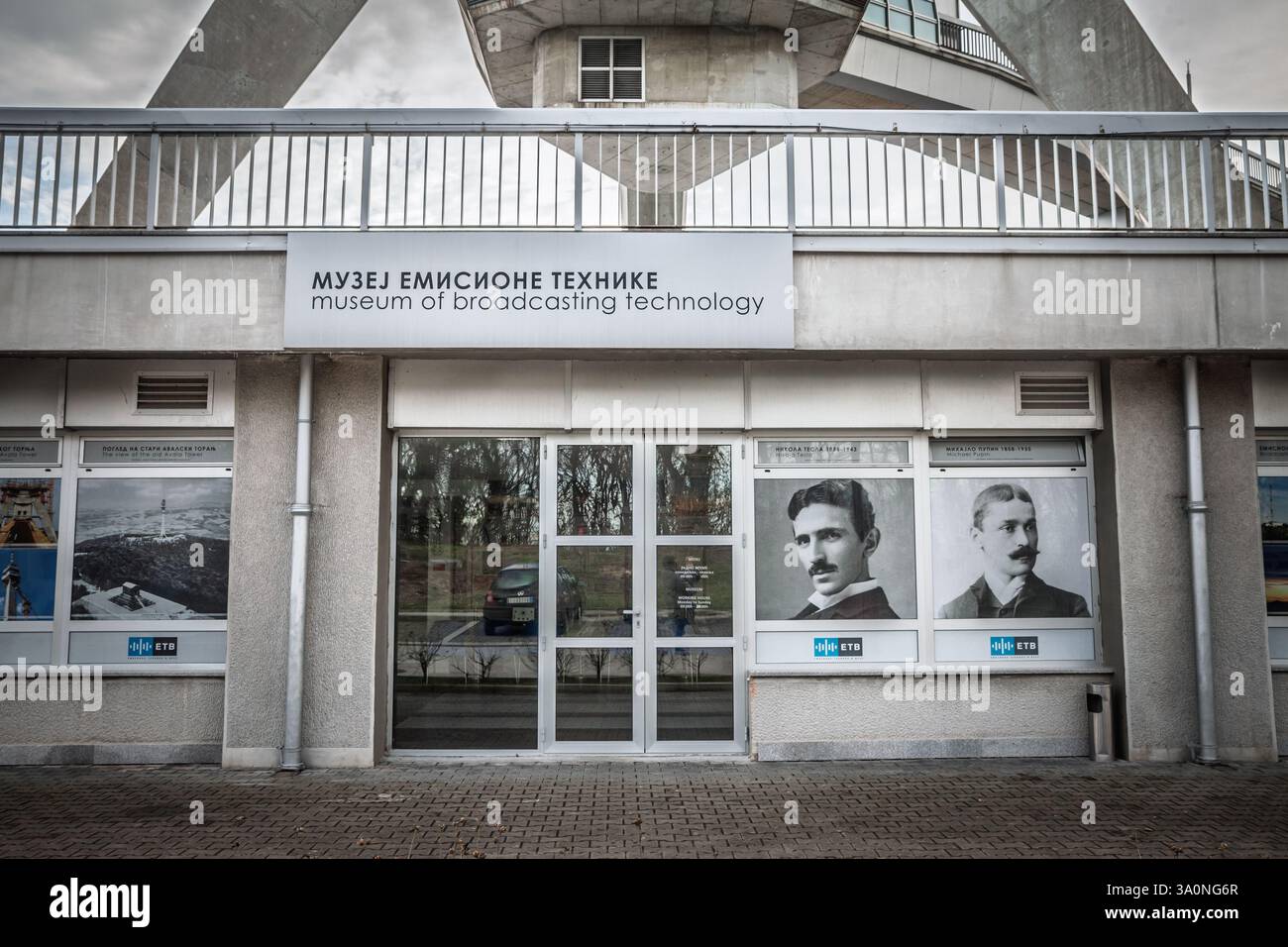 BELGRAD, SERBIEN - 12. OKTOBER 2024: Eintritt in das Museum für Rundfunktechnik (Muzej Emisione Tehnike) in Avala, Belgrad, mit Porträt Stockfoto