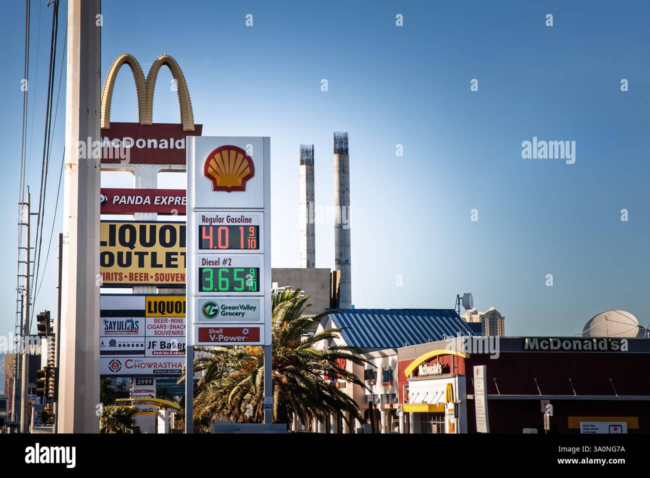 LAS VEGAS, 21. AUGUST 2024: Ein Schild der Shell Tankstelle steht hoch in Las Vegas, das die Kraftstoffpreise auflistet und sein helles Logo zeigt. Diese geschäftige Straße Stockfoto