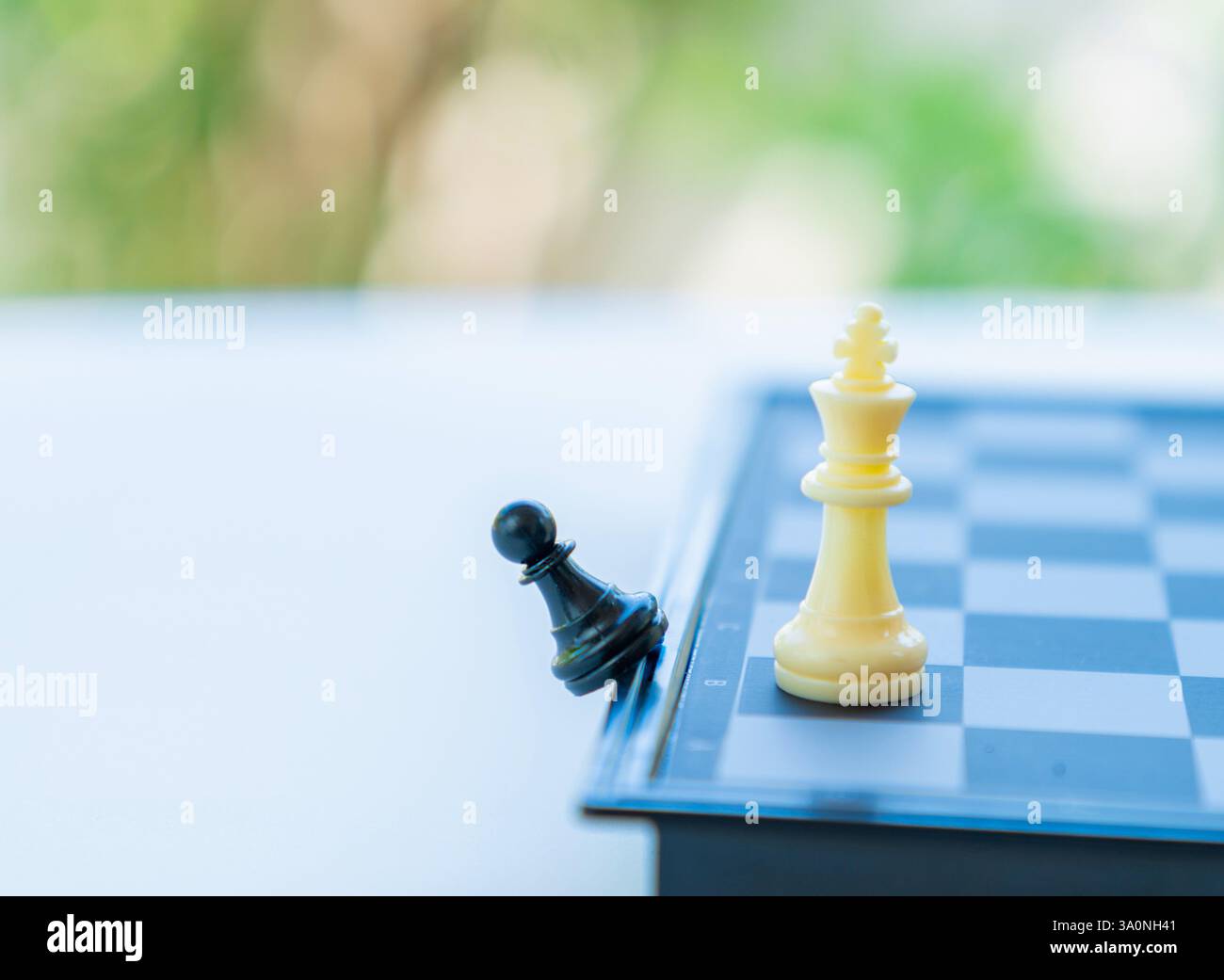 Schwarze Bauern schlagen das Brett vom weißen Königschach-Konzept des Geschäftsausspiels. Stockfoto