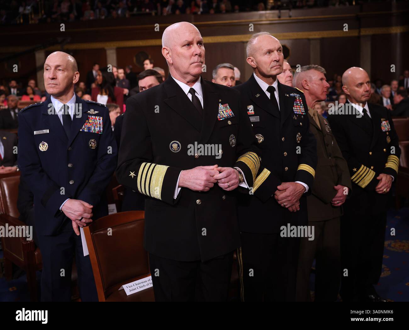 Washington, DC, USA. März 2025. WASHINGTON, DC - MÄRZ 04: Der stellvertretende Vorsitzende der Joint Chiefs of Staff Admiral Christopher Grady (C) steht vor der Rede von US-Präsident Donald Trump vor einer gemeinsamen Kongresssitzung im US-Kapitol am 4. März 2025 in Washington, DC. Präsident Trump sollte sich auf den Kongress zu seinen frühen Erfolgen seiner Präsidentschaft und seiner bevorstehenden Legislativagenda äußern. (Foto: Win McNamee/Pool/SIPA USA) Credit: SIPA USA/Alamy Live News Stockfoto