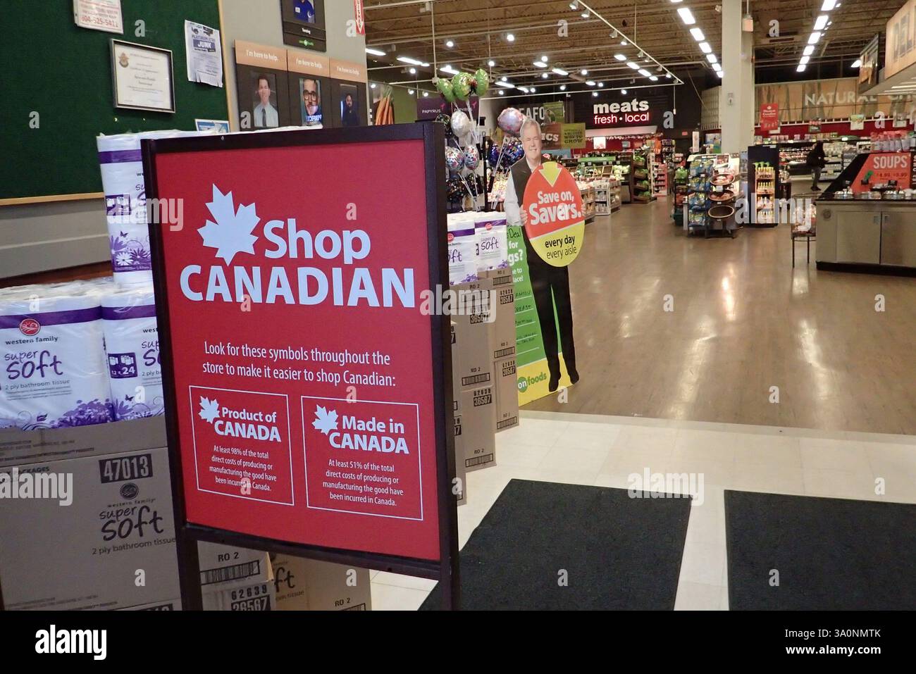 Vancouver, Kanada. März 2025. Am Eingang eines Supermarktes in Vancouver, British Columbia, Kanada, ist am 4. März 2025 ein „Shop Canadian“-Schild zu sehen. Die kanadische Bundesregierung kündigte am Dienstag ein detailliertes Zollpaket an, nachdem Premierminister Justin Trudeau gelobt hatte, dass Kanada nicht von einem Kampf gegen den von US-Präsident Donald Trump initiierten Handelskrieg zurückweichen werde. PASSEND ZU „Kanada kündigt detailliertes Gegentarifpaket gegen die USA an“ Credit: Liang Sen/Xinhua/Alamy Live News Stockfoto