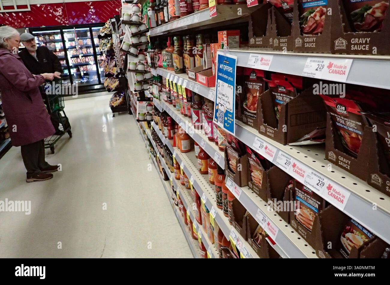 Vancouver, Kanada. März 2025. „Made in Canada“-Etiketten sind am 4. März 2025 in einem Regal in einem Supermarkt in Vancouver, British Columbia, Kanada, zu sehen. Die kanadische Bundesregierung kündigte am Dienstag ein detailliertes Zollpaket an, nachdem Premierminister Justin Trudeau gelobt hatte, dass Kanada nicht von einem Kampf gegen den von US-Präsident Donald Trump initiierten Handelskrieg zurückweichen werde. PASSEND ZU „Kanada kündigt detailliertes Gegentarifpaket gegen die USA an“ Credit: Liang Sen/Xinhua/Alamy Live News Stockfoto