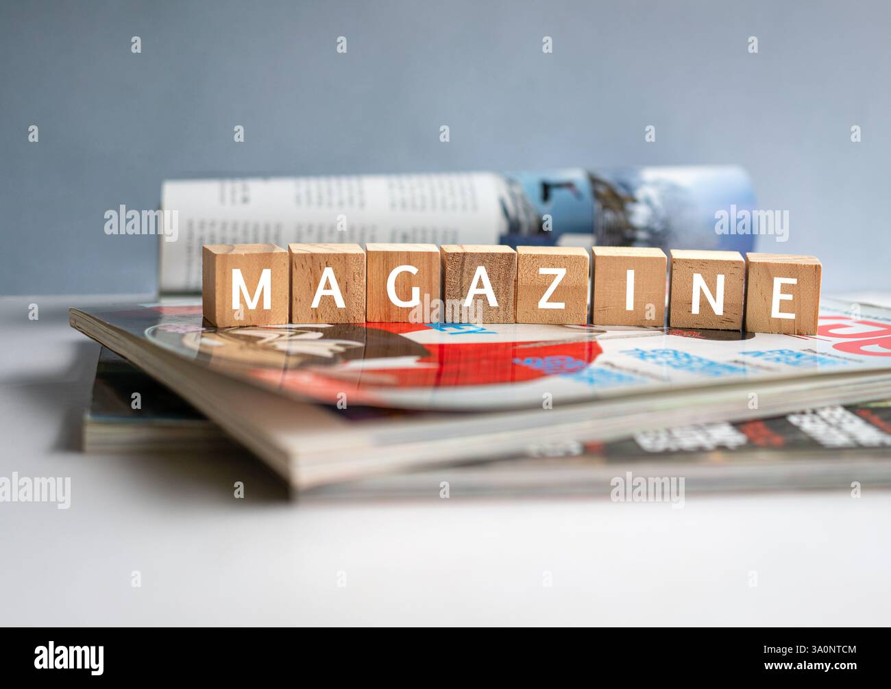 Magazinwort auf Holzblöcken, oben auf dem Magazinstapel. Stockfoto