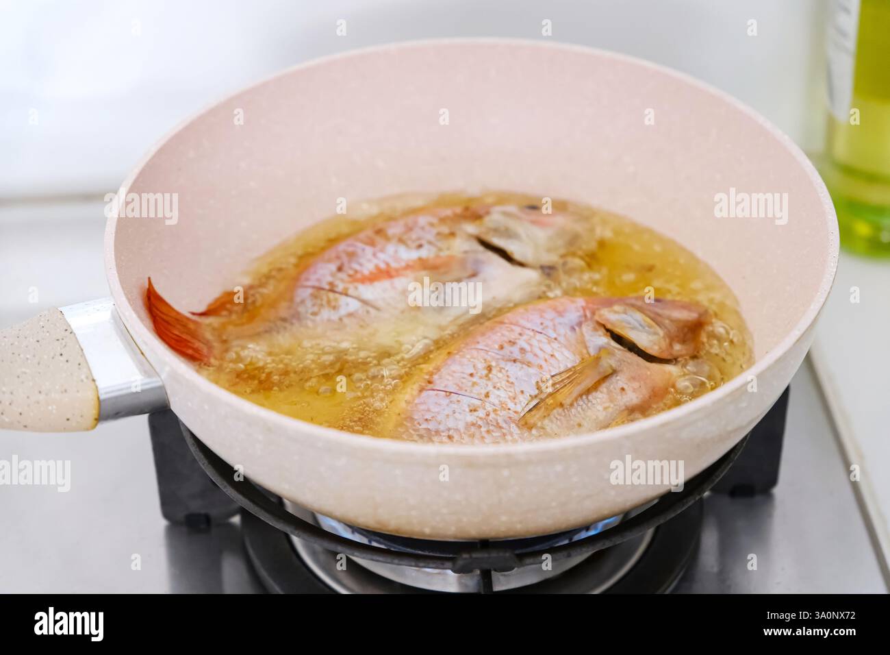 Gebratene Tilapia oder Ikan Nila Goreng in einer Pfanne Stockfoto