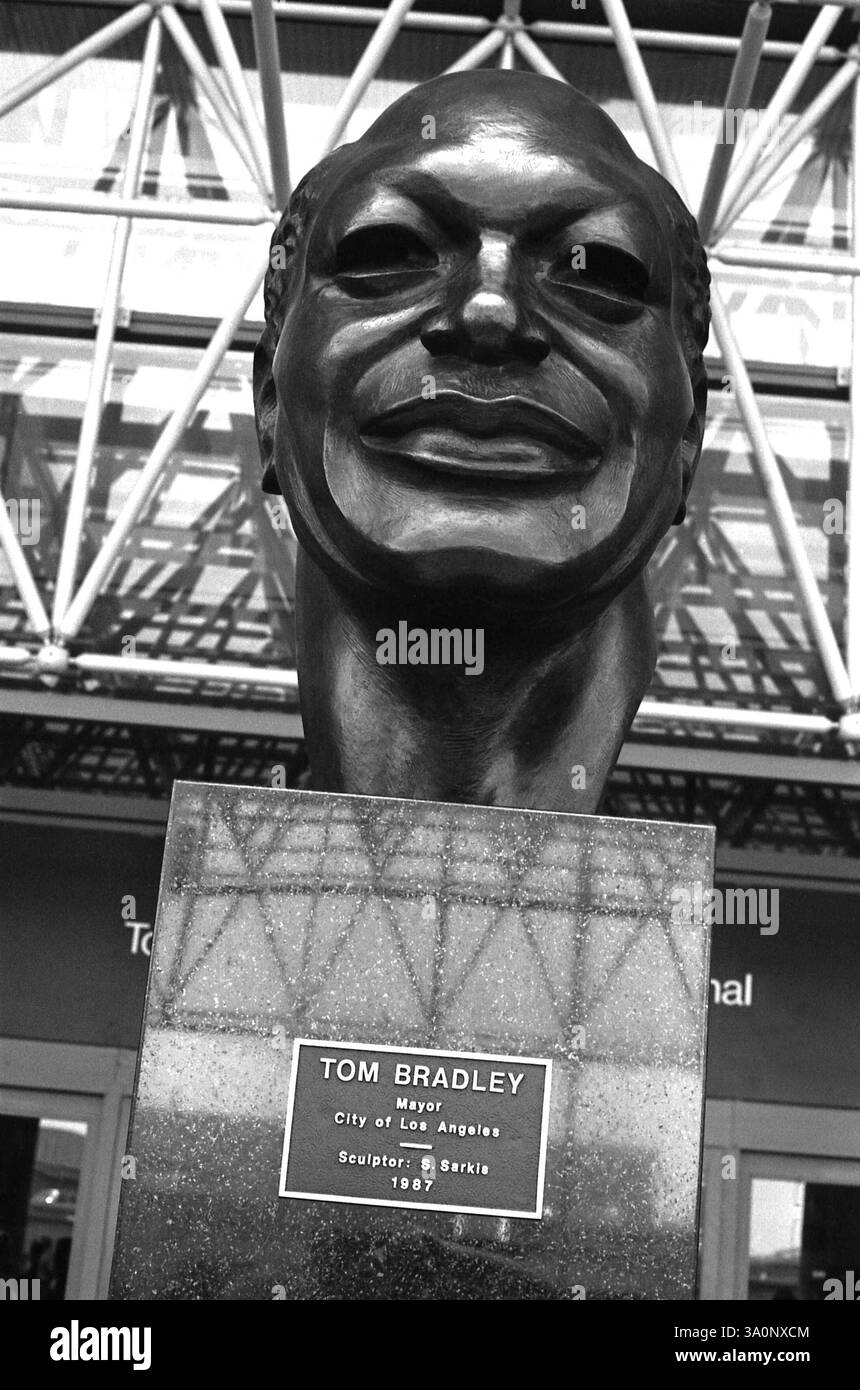 Los Angeles, CA, USA, 1987. Büste von Bürgermeister Tom Bradley am Bradley International Terminal am Flughafen Los Angeles. Stockfoto
