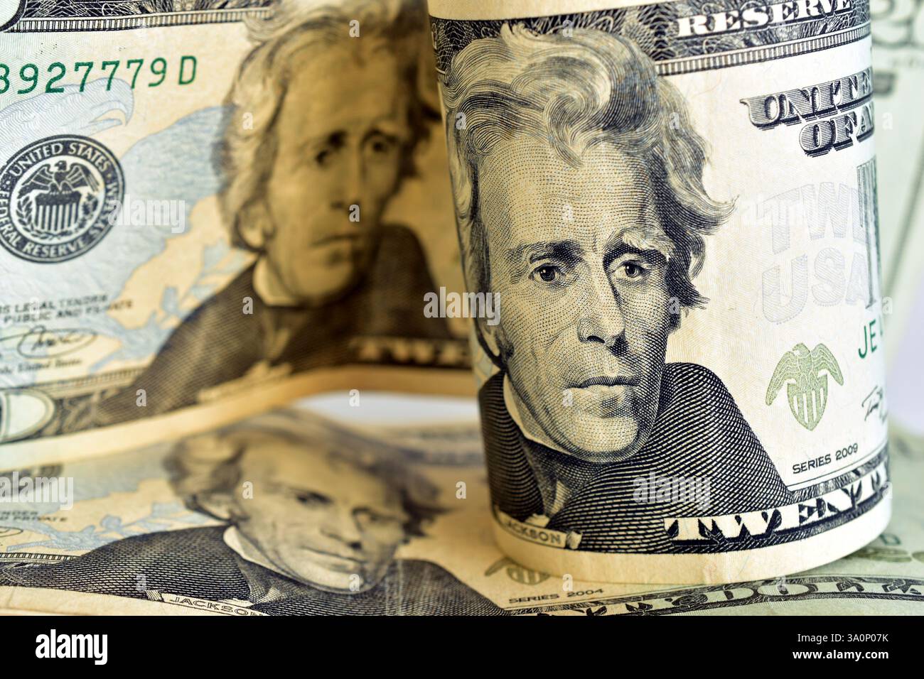 Bargeld. Amerikanische Dollar, gerollt und mehr, mit einem Porträt des Präsidenten, Nahaufnahme, auf weißem Hintergrund. Stockfoto