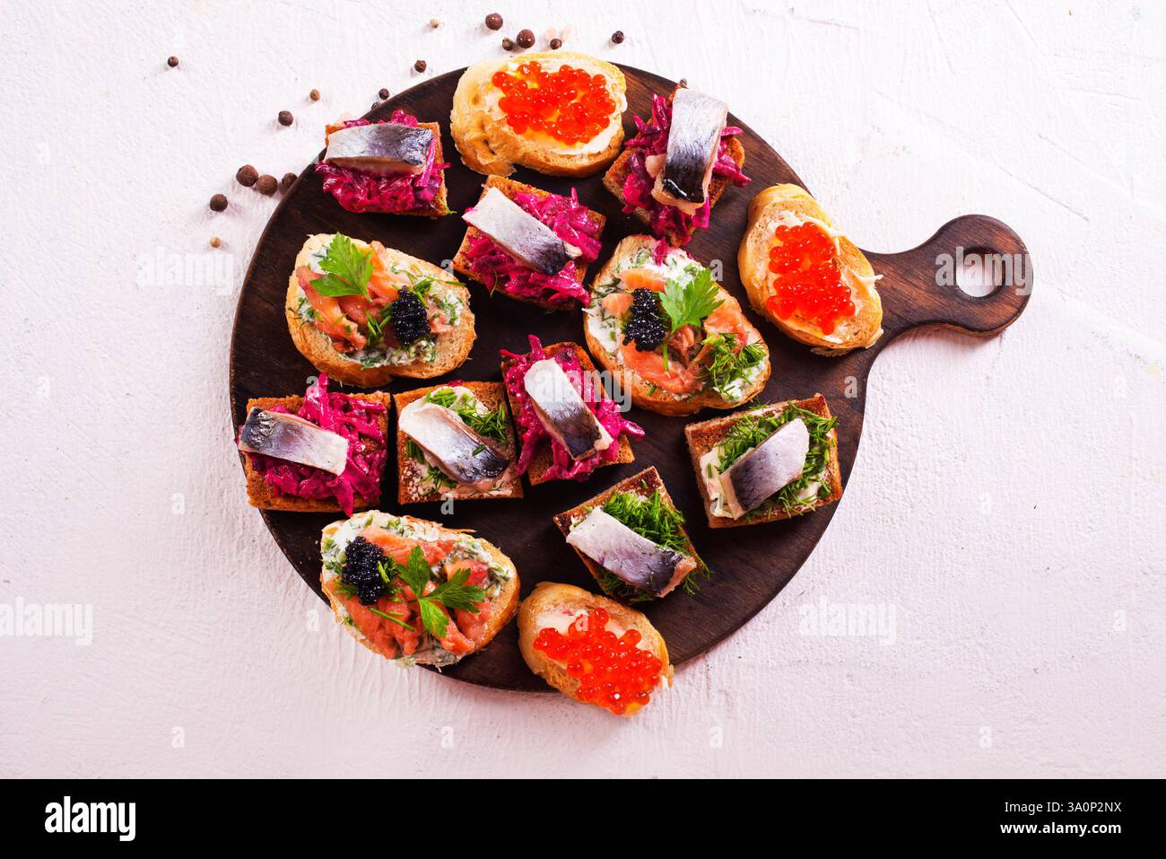 Brot mit Meeresfrüchten und Gemüse auf Holzbrett Stockfoto