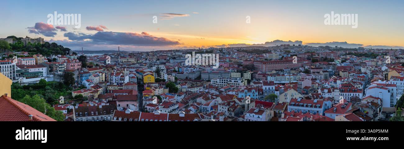 Lissabon Portugal, Panoramablick auf die Skyline der Stadt bei Sonnenuntergang im Stadtteil Lissabon Baixa mit Lissabonner Pantheon Stockfoto
