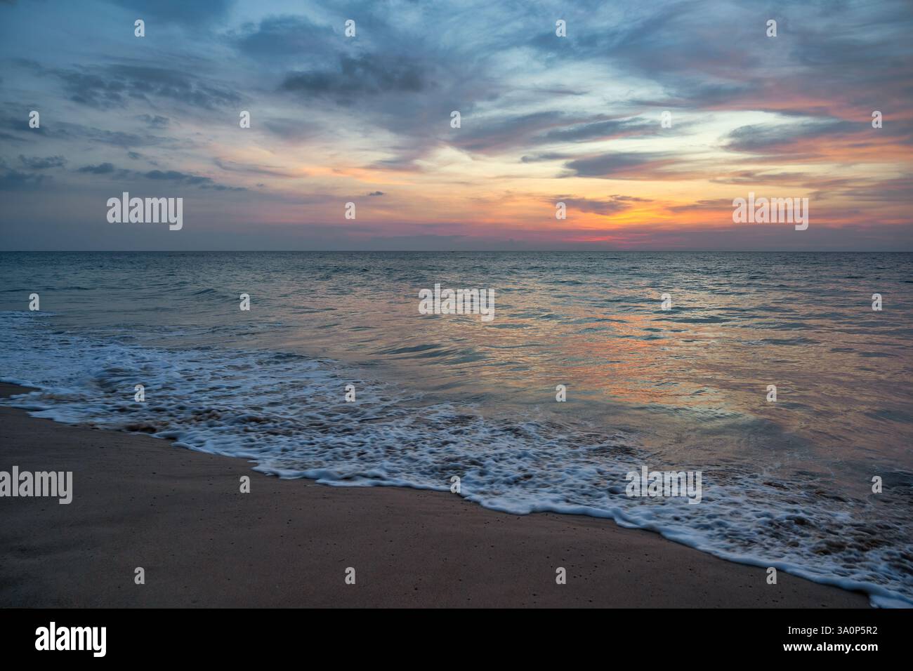 Tropische Inseln Sonnenuntergang Blick auf das blaue Meer Wellen Wasser und weißen Sandstrand, Naturlandschaft in Thailand Stockfoto
