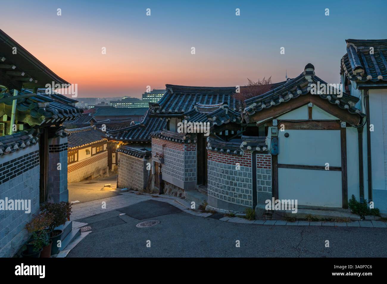 Seoul Südkorea Sonnenaufgang eines traditionellen koreanischen Hauses im Bukchon Hanok Village Stockfoto