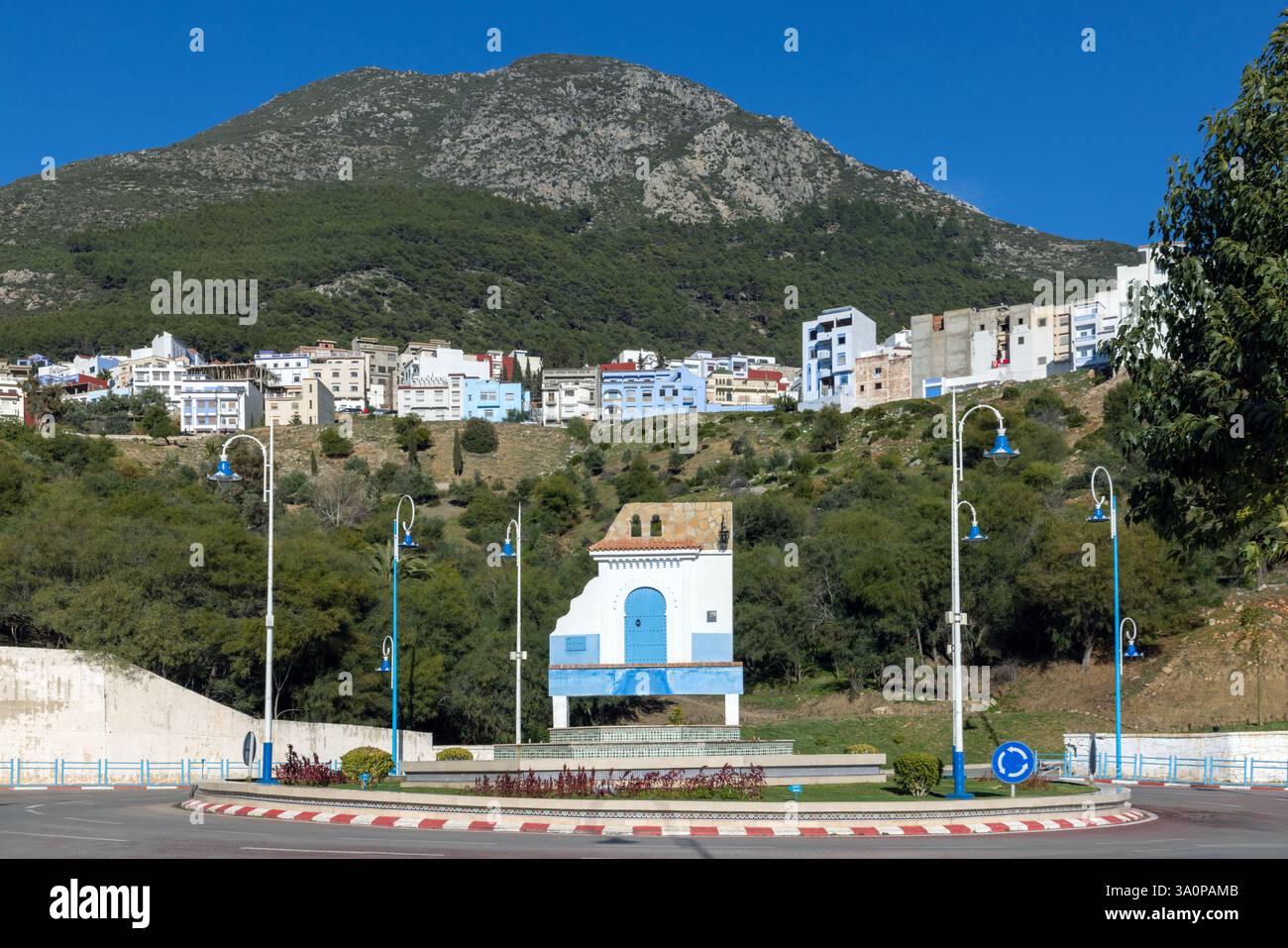 Die berühmte traditionelle Tür, ein Symbol der Stadt Chefchaouen. Stockfoto