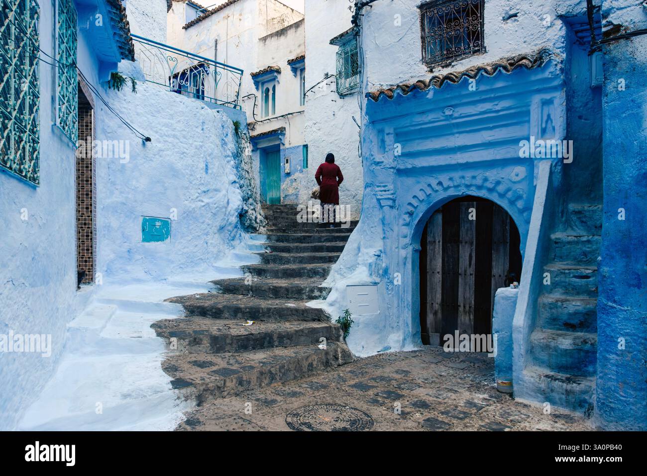 Chefchaouen, eine Stadt im Norden Marokkos, wird wegen ihrer malerischen blauen Gassen auch Blaue Stadt genannt. Stockfoto