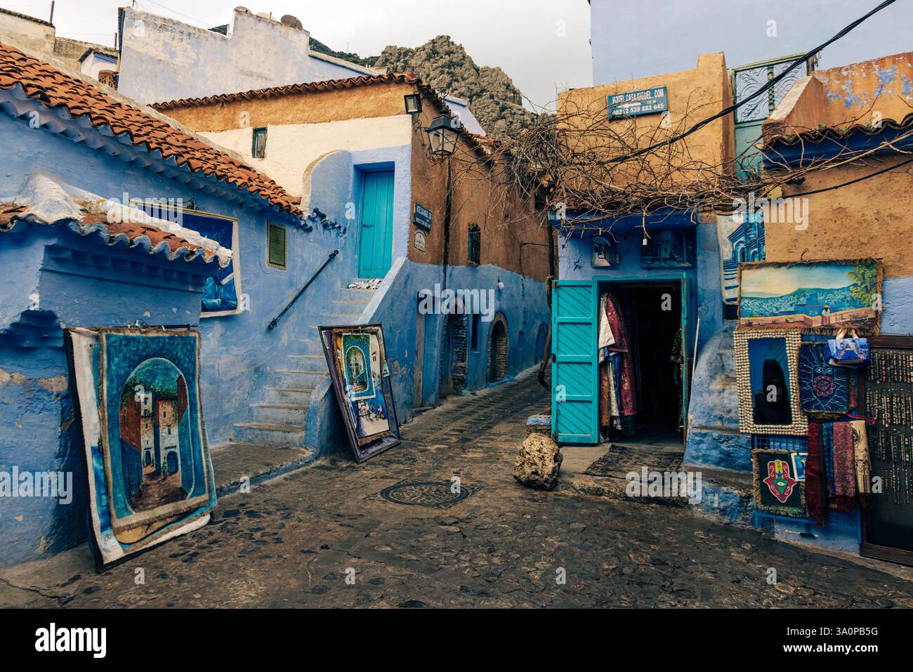 Chefchaouen, eine Stadt im Norden Marokkos, wird wegen ihrer malerischen blauen Gassen auch Blaue Stadt genannt. Stockfoto