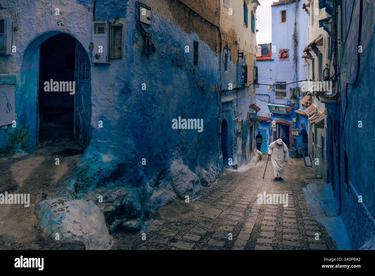 Chefchaouen, eine Stadt im Norden Marokkos, wird wegen ihrer malerischen blauen Gassen auch Blaue Stadt genannt. Stockfoto