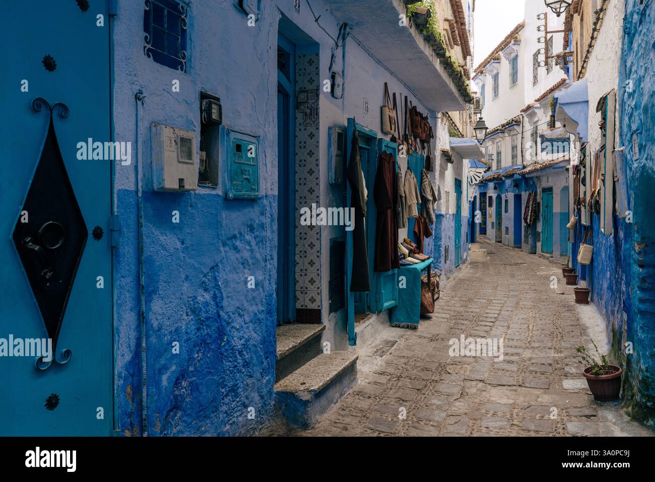 Chefchaouen, eine Stadt im Norden Marokkos, wird wegen ihrer malerischen blauen Gassen auch Blaue Stadt genannt. Stockfoto