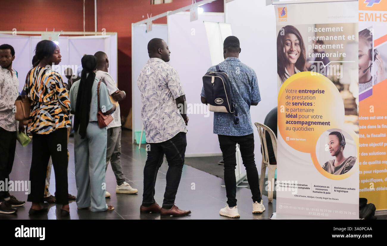 Abidjan, Elfenbeinküste. März 2025. Stellensuchende sehen Unternehmensinformationen auf der ersten nationalen Messe für Job und Recruitment in Abidjan, Cote d'Ivoire, am 3. März 2025. Die Messe begann am Montag in der Wirtschaftshauptstadt Abidjan, um den Jugendlichen praktische Beschäftigungslösungen zu bieten. Ziel ist es, eine einheitliche Plattform für Personalvermittler, Unternehmen, Beratungsagenturen, Projektmanagementabteilungen und junge Menschen zu schaffen, die einen Arbeitsplatz suchen, sagte Mamadou Toure, ivorischer Jugendminister, bei der Veranstaltung. Quelle: Laurent Idibouo/Xinhua/Alamy Live News Stockfoto