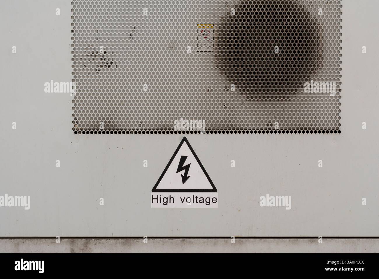 Sicherheitsschild für Elektrizität mit einem blitzstarken Symbol Stockfoto