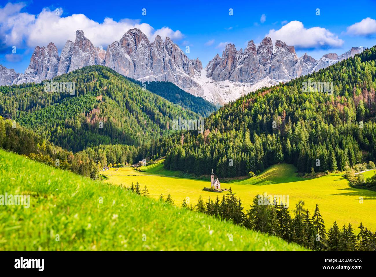 Val di Funes, Italien - wunderschöne Kirche im Dorf Santa Maddalena mit idyllischen Dolomiten im Tal von Funes, Südtirol, italienischen Alpen. Stockfoto