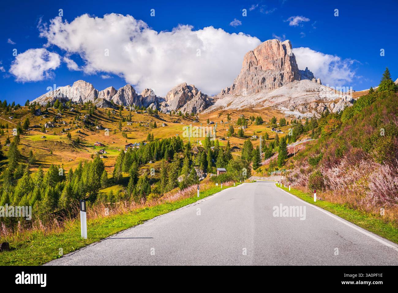 Passo Giau, Italy. Dolomites Mountains autumn landscape in South Tyrol - Ra Gusela mounain (2595 m) and the road connecting Selva Di Cadore with Corti Stockfoto