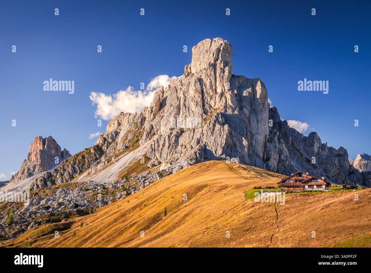 South Tyrol, Italy. Ra Gusela and Passo Giau, one of the photogenic mountain passes of the Dolomites, connecting Cortina with Selva Di Cadore Stockfoto