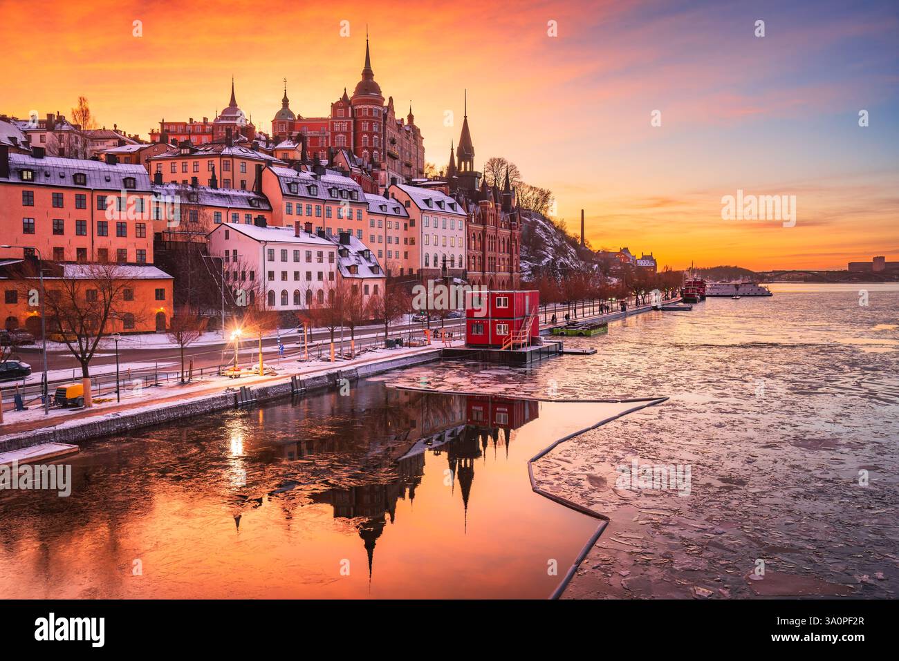 Stockholm, Schweden. Mariaberget, Stadtteil Sodermalm, Wintersonnenuntergang atemberaubender Blick mit Schnee, perfekte Postkartenszene. Stockfoto