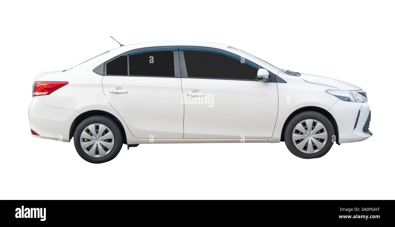 Seitenansicht des weißen Sportwagens ist isoliert auf weißem Hintergrund mit Beschneidungspfad. Stockfoto