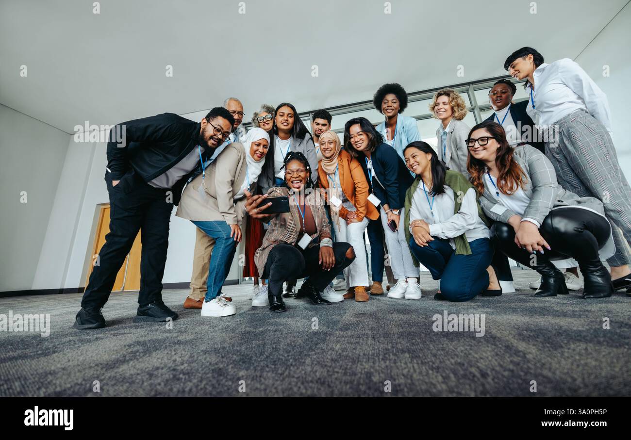 Eine vielfältige Gruppe von Geschäftsleuten, die ein glückliches Selfie bei einer Konferenz machen. Lächeln und einen Moment der Zweisamkeit genießen. Stockfoto