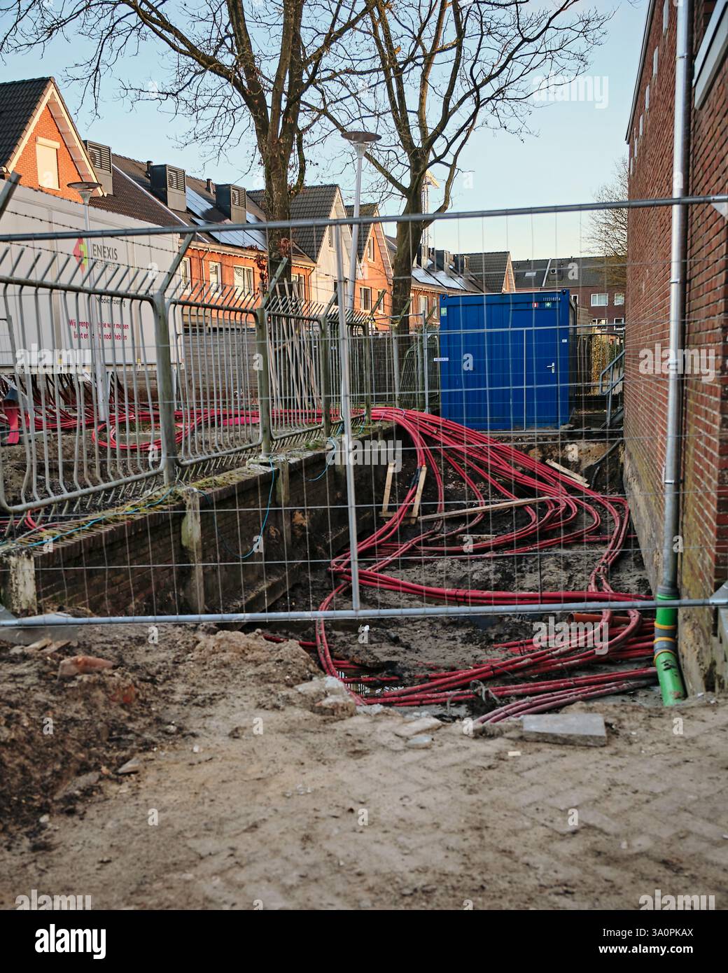 März 2025 - Assen-Niederlande: Baustelle einer 10-kV-Trafostation wird renoviert, mit einem provisorischen Stromversorgungsaggregat und freiliegenden roten Kabeln Stockfoto