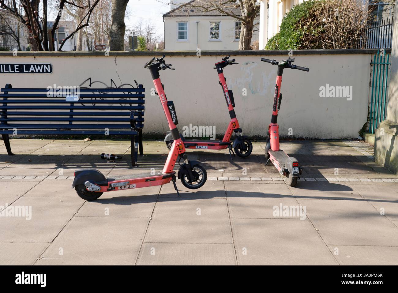 VOI Scooter, geparkt in Cheltenham, Gloucestershire, England. - 4 März 2025 Foto von Andrew Higgins/©Thousand Word Media Ltd Stockfoto